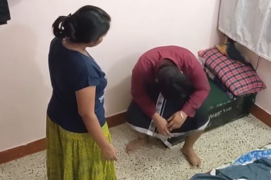  కోల్‌కత్తా: వివాహేతర సంబంధాలు మాత్రమే కాదు అనుమానం కూడా పచ్చని కాపురాల్లో చిచ్చు పెడుతోంది. మనుషులను నర హంతకులుగా మారుస్తోంది. భర్తతో వివాహేతర సంబంధం కొనసాగిస్తుందన్న అనుమానంతో ఓ మహిళను భార్య హతమార్చిన ఘటన పశ్చిమ బెంగాల్ రాష్ట్రంలో వెలుగుచూసింది. ఈ ఘటన బెంగాల్‌లోని కొరెయి పోలీస్ స్టేషన్ పరిధిలో చోటుచేసుకుంది.