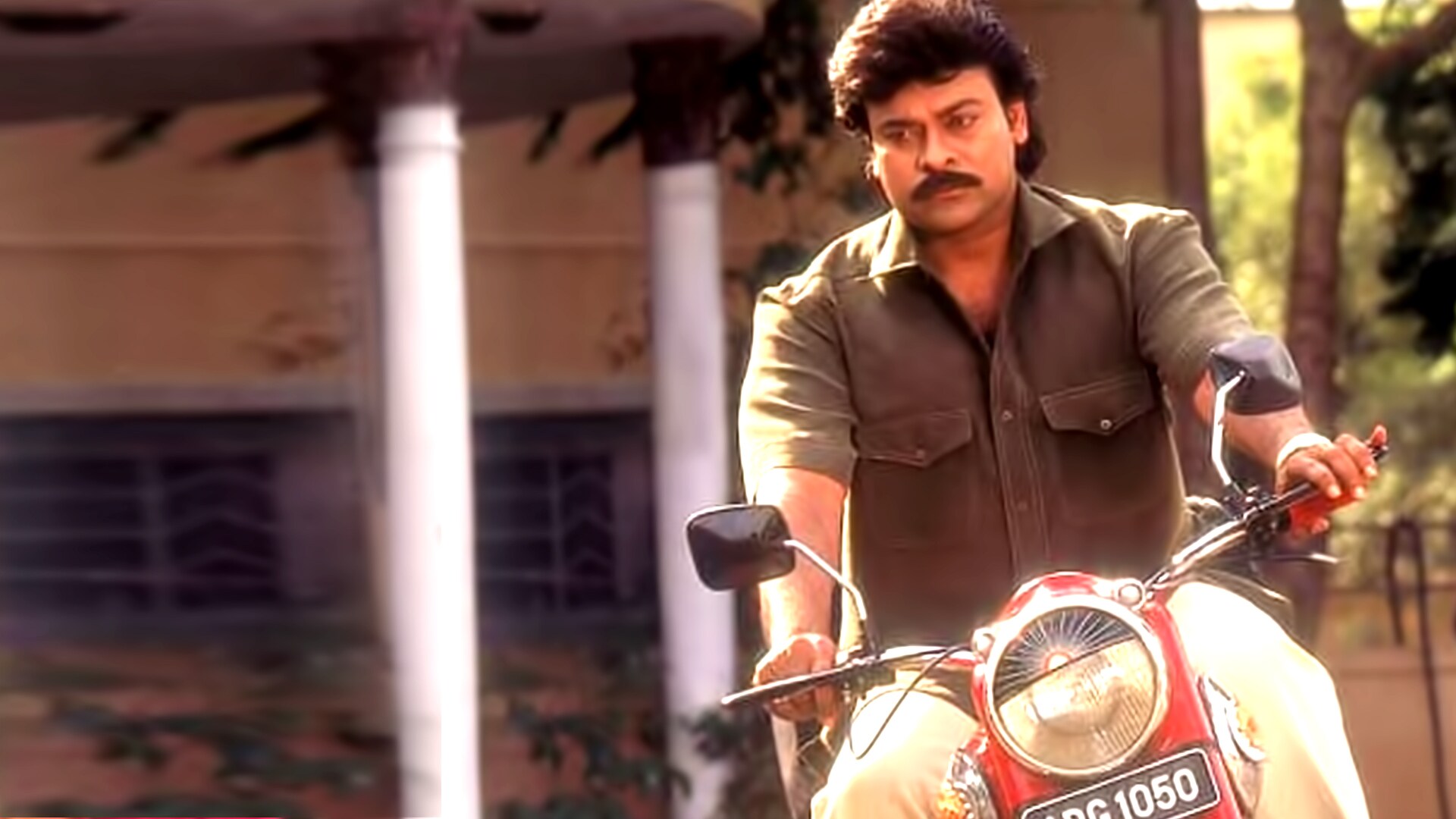  చిరంజీవి హీరోగా ఈ సినిమాను రీమేక్ చేయాలనుకున్న తర్వాతే ఇదంతా జరిగింది. అయితే ముందుగా మోహన్ బాబు హీరోగా ఈ సినిమాను రీమేక్ చేద్దామంటూ ఎడిటర్ మోహన్ ఆలోచించారు. దర్శకుడిగా ఇవివి సత్యనారాయణను అనుకున్నారు. ఇదే విషయం రైటర్ మరుధూరి రాజాకు చెప్తే ఆయన వెళ్లి ఇవివికి చెప్పారు విషయం. అయితే అప్పటికే వీడెవడండీ బాబూ, అదిరింది అల్లుడు సినిమాలకు మోహన్ బాబుతోనే కమిట్ అయ్యాడు ఇవివి.,[object Object]