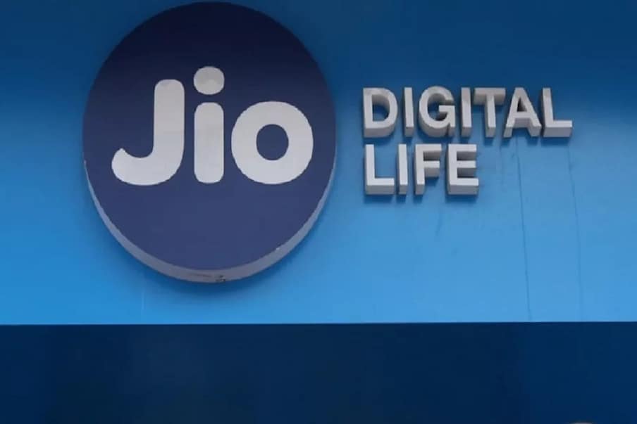  1. రిలయన్స్ జియో (Reliance Jio) యూజర్లకు శుభవార్త. జియో కొత్త ప్లాన్స్ ప్రకటించింది. ఈ ప్లాన్స్‌తో డిస్నీ+ హాట్‌స్టార్ (Disney+ Hotstar) సబ్‌స్క్రిప్షన్ ఉచితంగా లభించడం మాత్రమే కాదు... ఇంతకుముందు యాక్సెస్ లేని మొత్తం కంటెంట్‌ను యూజర్లు యాక్సెస్ చేయొచ్చు. ఈ యాక్సెస్ అందించేందుకు రిలయెన్స్ జియో (Reliance Jio) కొత్త ప్లాన్స్ రూపొందించింది. ఈ ప్రీపెయిడ్ ప్లాన్స్ (Jio Prepaid Plans) రీఛార్జ్ చేసేవారికి డిస్నీ+ హాట్‌స్టార్ కాంప్లిమెంటరీ సబ్‌స్క్రిప్షన్ ఉచితంగా లభిస్తుంది. (ప్రతీకాత్మక చిత్రం)
