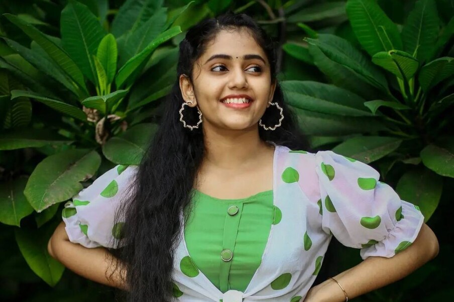  Annie : రామ్ చరణ్, సుకుమార్ కాంబినేషన్’లో వచ్చిన బ్లాక్ బస్టర్ సినిమా రంగస్థలం. ఈ సినిమాలో రామ్ చరణ్ చెల్లెలిగా చేసిన  సంగతి తెలిసిందే. ఈ సినిమాలో అని చాలా బాగా నటించింది. అంతేకాదు అనీ సోషల్ మీడియాలో చాలా యాక్టివ్. అందులో భాగంగా అనీ తాజాగా కొన్ని పిక్స్‌ను తన సోషల్ మీడియాలో పంచుకుంది. ప్రస్తుతం ఆ పిక్స్ సోషల్ మీడియాలో వైరల్ అవుతున్నాయి. Photo : Instagram