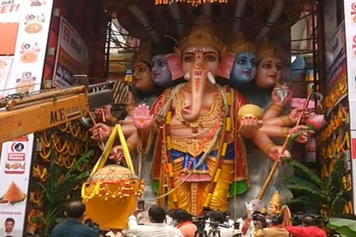 ఇక నిమజ్జనం జరిగే సమయంలో మున్సిపల్ కార్పోరేషన్ తరుఫున  8,700 మంది శానిటేషన్ సిబ్బంది 

పాల్గొన్నారు. నేటి నిమజ్జన కార్యక్రమంలో సుమారు 40 వేల విగ్రహాలు ట్యాంక్​బండ్​లో నిమజ్జనం అవుతాయని 

అంచనా వేస్తున్నట్లు జీహెచ్ఎంసీ కమిషనర్ లోకేశ్​​కుమార్​ తెలిపారు.
