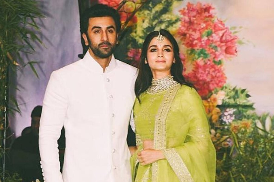  Ranbir Kapoor - Alia Bhatt : రణ్‌బీర్ కపూర్, ఆలియా భట్ త్వరలో పెళ్లి పీఠలు ఎక్కబోతున్నారా.. ? అంటే ఔననే అంటున్నాయి బాలీవుడ్ వర్గాలు. ఈ రోజు రణ్‌బీర్ కపూర్ పుట్టినరోజు. ఈ సందర్భంగా ఈ జంట జోధ్‌పూర్‌లో బర్త్ డే సెలబ్రేషన్స్ జరుపుకోనున్నట్టు సమాచారం. (Twitter/Photo)