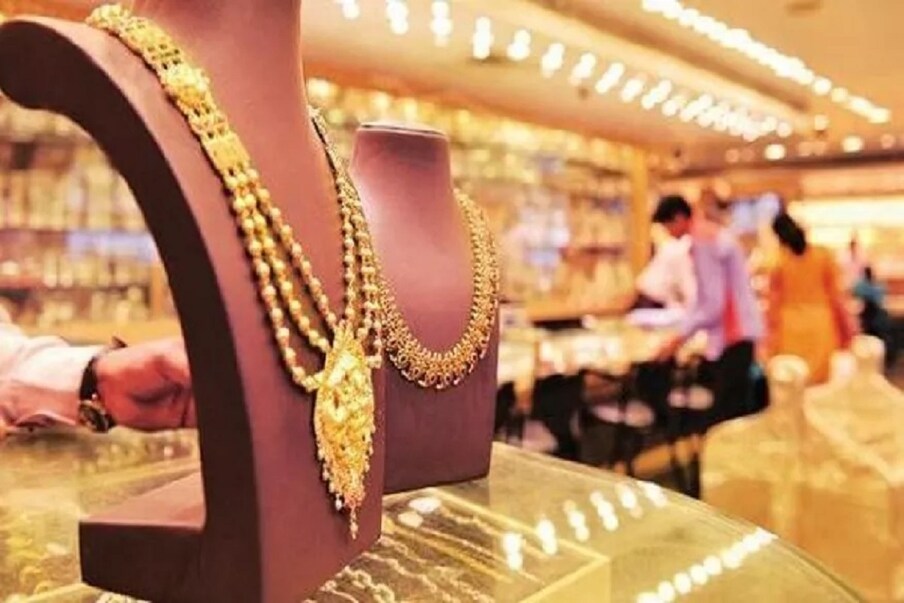  Latest Gold Price: కరోనా సెకెండ్ వేవ్ సమయంలో తగ్గినట్టే తగ్గి మళ్లీ అమాంతం పెరిగాయి. ప్రస్త్తుతం పసిడి, వెండి ధరల్లో ప్రతిరోజూ మార్పులు, చేర్పులు చేసుకుంటాయి. మార్కెట్లో బంగారం, వెండి ధరలు ఒక్కోసారి పెరిగితే.. మరికొన్ని సార్లు తగ్గుముఖం పడుతుంటాయి. అందుకే బంగారం, వెండి ప్రియులు వాటి ధరలవైపు ప్రత్యేకంగా దృష్టిపెడుతుంటారు.