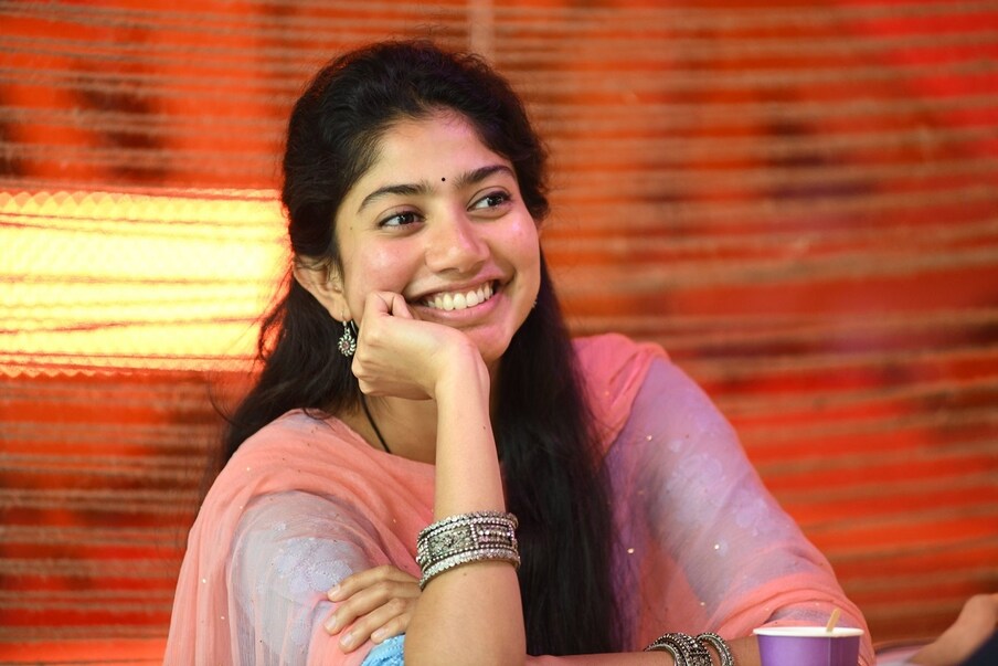  ఈ భామ ప్రస్తుతం తెలుగులో "విరాట పర్వం" అనే సినిమాను చేస్తోంది. ఈ సినిమాను వేణు ఊడుగుల దర్శకత్వం వహిస్తున్నారు. తెలంగాణ నేపథ్యంలో నక్సలైట్స్ నేపథ్యంలో ఈ సినిమా రాబోతుంది. ఈ సినిమాలో సాయిపల్లవి పేదింటి యువతిగా కనిపించనున్నది. నాని పీరియాడికల్ మూవీ శ్యామ్ సింగరాయ్ మూవీలో కూడా సాయి పల్లవినే హీరోయిన్. ఇందులో దేవదాసి పాత్రలో కన్పిస్తోంది.