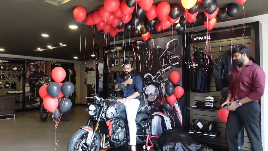  ఈ బైక్‌నే సొంతం చేసుకుని వాడుతున్నారు. 