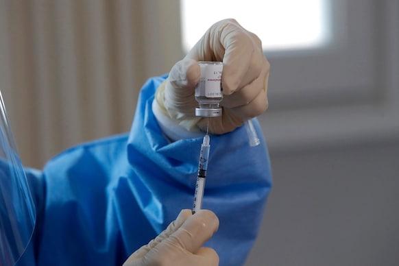 Vaccine Side Effects: వాళ్లకు కరోనా కంటే కోవిడ్ వ్యాక్సిన్‌ల వల్లే ఎక్కువ ప్రమాదం..