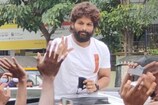 Allu Arjun at road side tiffin center: రోడ్డు పక్కన బండి దగ్గర టిఫిన్ చేసిన అల్లు అర్జున్