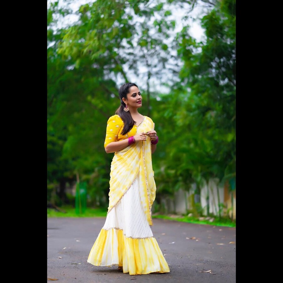  ఈ సినిమా ఇటు సౌత్‌లో కంటే అటు నార్త్‌లో కేక పెట్టించింది. పుష్ప హిందీ వెర్షన్ కి మొదటి రోజు 3.1 కోట్లు వసూలు అయ్యాయి. అక్కడ హిందీ స్టార్ హీరోల సినిమాలకు ఎలాంటీ రెస్పాన్స్ వస్తుందో ఆ రేంజ్‌లోనే రెస్పాన్స్ దక్కించుకుంది పుష్ప. హిందీలో రాకింగ్ స్టార్ నటించిన కేజీయఫ్ చిత్రం లైఫ్ టైమ్‌లో సాధించిన వసూళ్ళను అల్లు అర్జున్ పుష్ప కేవలం 13 రోజుల్లో సాధించి రికార్డ్ క్రియేట్ చేసింది. ఈ సినిమా 13 రోజుల్లో 45.5 కోట్ల రూపాయల వసూళ్లతో అక్కడ అదరగొట్టింది. పుష్ప వరల్డ్ వైడ్‌గా అన్ని భాషాల్లో కలిపి మొదటి రోజు 71 కోట్ల గ్రాస్‌ను సాధించింది. ఇక రెండో రోజుకే ఏకంగా 100 కోట్ల గ్రాస్ మార్క్ ని దాటేసింది.. Photo : Instagram
