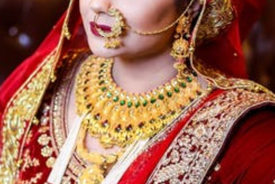  Gold Price: ప్రపంచ కరోనాకీ బంగారానికీ సంబంధం ఉంటోంది. ప్రపంచ దేశాల్లో కరోనా వ్యాక్సిన్ వచ్చాక కూడా తగ్గలేదు. అమెరికా లాంటి దేశంలో రోజూ లక్ష దాకా కొత్త కేసులు వస్తున్నాయి. అందువల్ల అనిశ్చితి కొనసాగుతోంది. పెట్టుబడి దారులు బంగారాన్ని సేఫ్ ఇన్వెస్ట్‌మెంట్ ఆప్షన్‌గా భావిస్తున్నారు. ఐతే... డబ్బంతా బంగారంపైనే పెట్టకుండా కొంత బిట్‌కాయిన్, కొంత స్టాక్ మార్కెట్లకు కూడా మళ్లిస్తున్నారు. అందువల్ల ప్రస్తుతం అన్నీ దూసుకెళ్తున్నాయి. (ప్రతీకాత్మక చిత్రం)