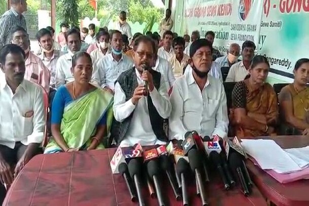 Hyderabad : సినీ నిర్మాత భూ కబ్జా చేశాడంటూ రైతులు ఆందోళన.. !