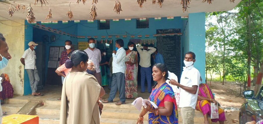  ఈ ఘటన తెలంగాణలోని సిద్దిపేట జిల్లా కొండపాక తహసీల్దార్ కార్యాలయంలో చోటుచేసుకుంది. వివరాలు.. కొండపాక మండలం దమ్మక్కపల్లి గ్రామానికి చెందిన తోకల లక్ష్మి అనే మహిళకు ఆరెపల్లెలో కొంత భూమి ఉంది.