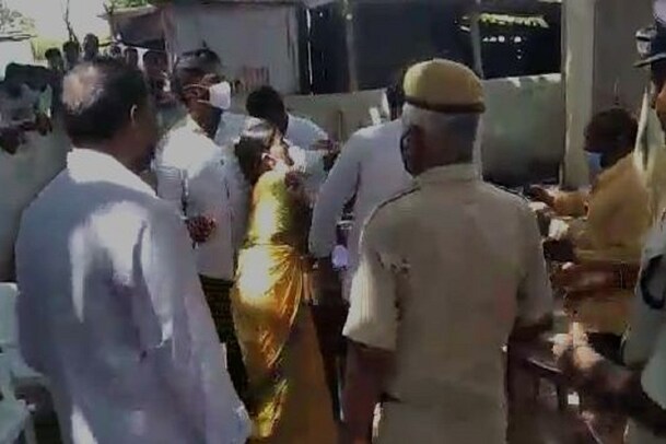 Nirmal : సర్పంచ్‌ను చెప్పుతో కొట్టిన మహిళా ఉప సర్పంచ్.. ! కారణం ఇదే... !