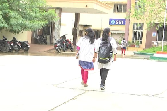 కోరలు చాస్తున్న ర్యాగింగ్.. దుస్తులను విప్పించి, రికార్డులు రాయించి.. దారుణంగా ఇబ్బందులకు