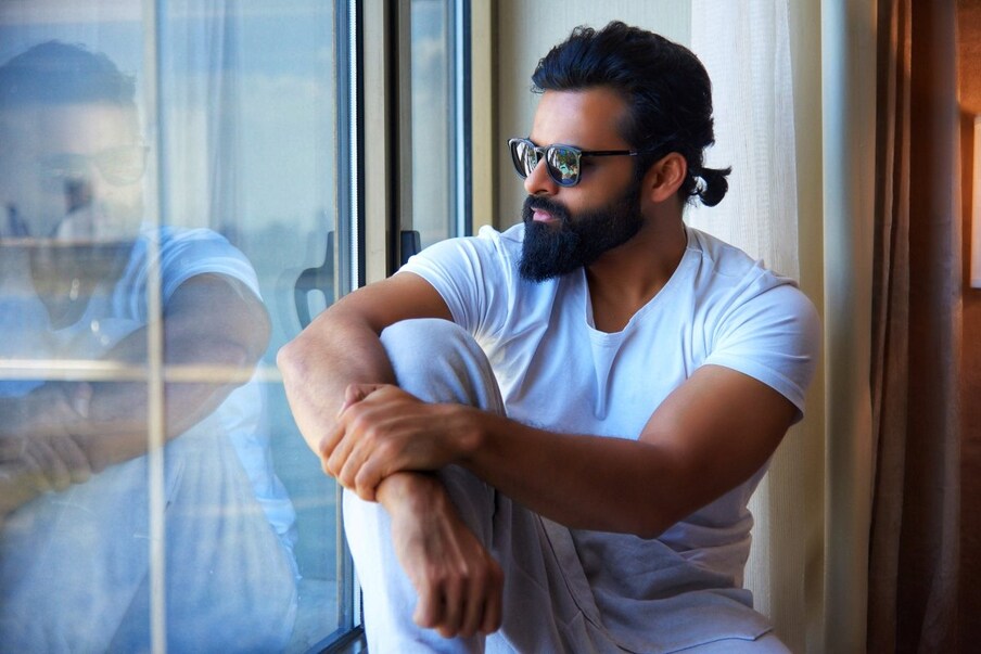  తేజ్‌ను హాస్పిటల్‌కు వెళ్లి చూసొచ్చిన ప్రముఖులు కూడా ఇదే మాట చెప్తున్నారు. అయినా కూడా ఎందుకో తెలియని కంగారు అభిమానులలో కనబడుతుంది. బయటి దెబ్బలు లేకపోయినా.. లోపలేమైనా గాయాలయ్యాయా అనే విషయంపై వైద్యులు పరీక్షలు నిర్వహిస్తున్నారు. 48 గంటల పాటు అపోలో వైద్యుల పర్యవేక్షణలోనే ఉంటాడు సాయి ధరమ్ తేజ్.,[object Object]