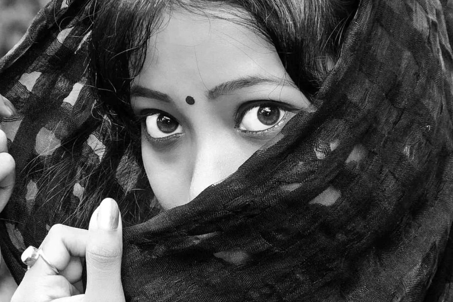 ప్రతీకాత్మక చిత్రం )మధ్యప్రదేశ్‎లోని మందసౌర్‌లోని వ్యాస్ కాలనీలో ఉంటున్నసురేష్ శ్రోత్రియ్, రష్మిలకు సోషల్ మీడియాలో పరిచయమయింది. ఈ పరిచయం కాస్త ప్రేమగా మారింది. వారు పెద్దలను ఒప్పించి పెళ్లి చేసుకున్నారు. రష్మి స్వస్థలం ఛత్తీస్‌ఘడ్‌లోని అంబికాపూర్.