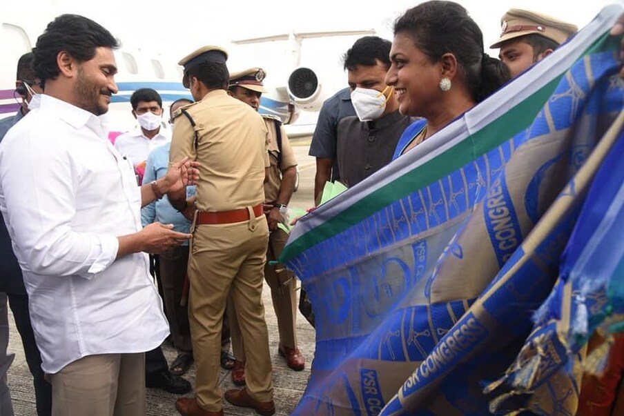  తాజాగా ఆమె ముఖ్యమంత్రి వైఎస్ జగన్మోహన్ రెడ్డికి చిన్న సర్ ప్రైజ్ ఇచ్చారు. రోజా ఇచ్చిన సర్ ప్రైజ్ గిఫ్టుని సీఎం కూడా ఆసక్తిగా తిలకించారు.