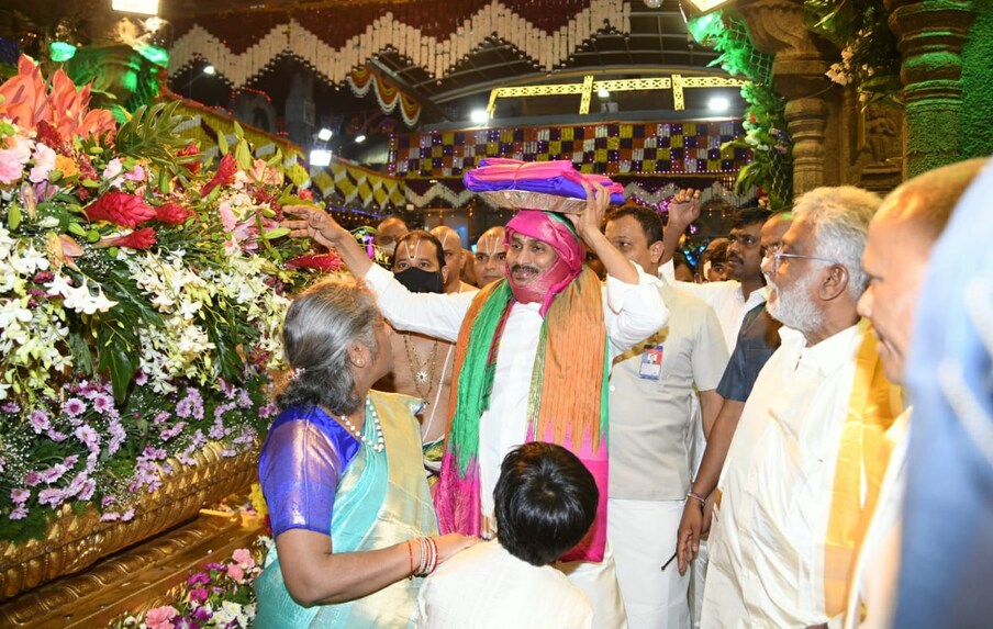  అనంతరం సాంప్రదాయ బద్దంగా శ్రీవారి ఆలయ ప్రధాన అర్చకులు వేణుగోపాల్ దీక్షితులు పరివట్టం కట్టారు.. అక్కడి నుంచి పట్టువస్త్రాలను తలపై ఉంచుకుని మంగళవాయిద్యాల నడుమ ఊరేగింపుగా శ్రీవారి ఆల‌యానికి చేరుకుని స్వామి వారికి వస్త్రాలు సమర్పించారు.. అనంతరం శ్రీ వేంకటేశ్వర స్వామి వారిని దర్శించుకుని ఆశీస్సులు పొందారు.