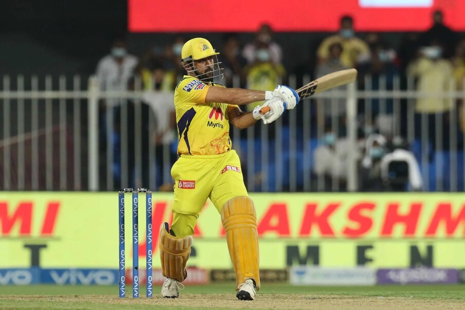  ఇన్నింగ్స్ ఆఖరి ఓవర్ అయిన 20వ ఓవర్ లో ధోని ఏకంగా 99 బౌండరీలు బాదాడు. ఇందులో 51 సిక్సర్లు ఉంటే 48 ఫోర్లు ఉన్నాయి. ఇంకొక్క బౌండరీ కొడితే 20 ఓవర్ లో సెంచరీల బౌండరీలను కొట్టిన తొలి ప్లేయర్ గా ధోని నిలుస్తాడు.