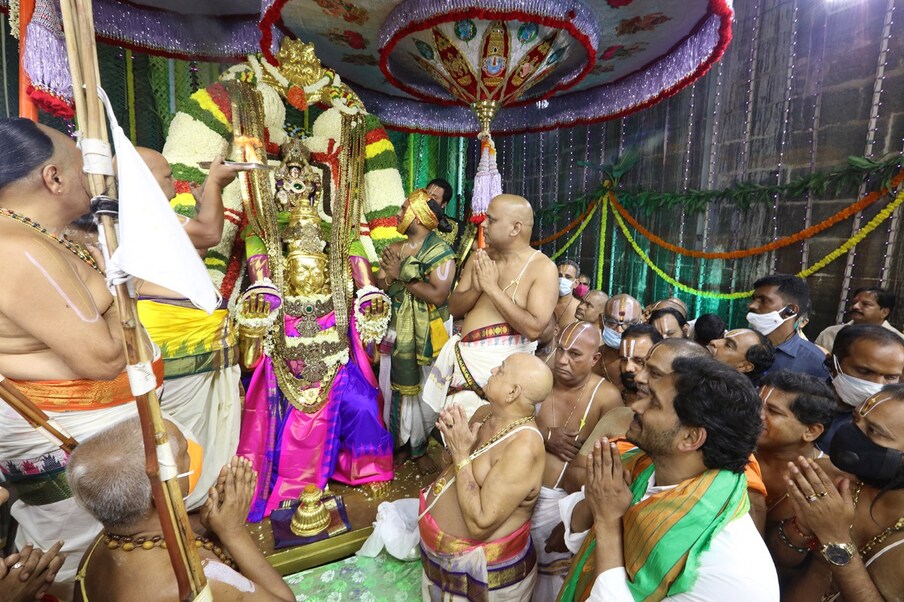  వాహ‌న సేవ‌లో రాష్ట్ర సీఎం వై.ఎస్‌.జ‌గ‌న్‌మోహ‌న్‌రెడ్డి పాల్గొన్నారు.. పౌరాణిక నేపథ్యంలో 108 వైష్ణవ దివ్యదేశాలలోనూ గరుడసేవ అత్యంత ప్రాముఖ్యతను సంతరించుకుంది.. గరుడ వాహనం ద్వారా స్వామి వారు దాసానుదాస ప్రపత్తికి తాను దాసుడని తెలియజెబుతారు.