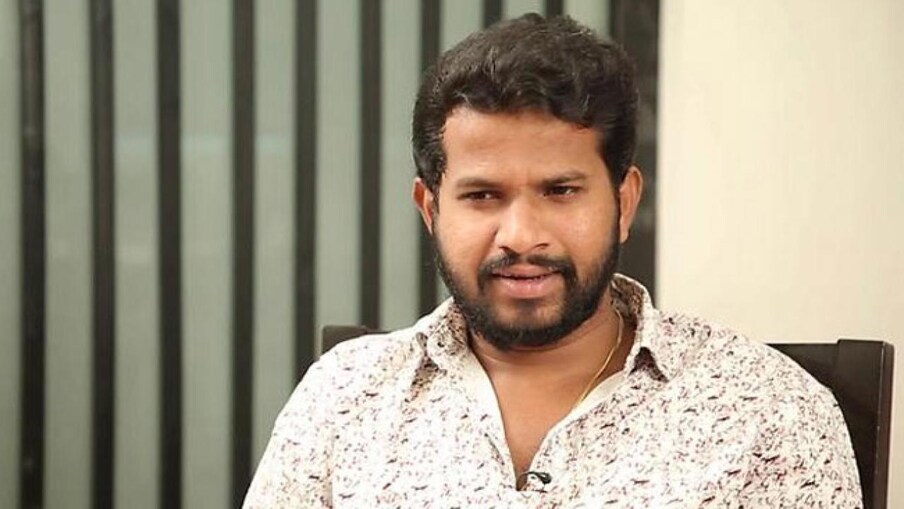  నాయకుడు అంటే తను ఎదగడం కాదు.. తన చుట్టూ ఉన్నవాళ్లు.. తనను నమ్ముకున్న వాళ్లు కూడా ఎదిగేలా చేయడం. తనతో పాటు అడుగు వేసే వాళ్లు కూడా జీవితంలో ముందుకు వెళ్లేలా సాయం చేయాలి. ఇప్పుడు హైపర్ ఆది కూడా ఇదే చేస్తున్నాడు. బుల్లితెరపై ఈయనకు ఉన్న ఫాలోయింగ్ గురించి ప్రత్యేకంగా చెప్పాల్సిన అవసరం లేదు.,[object Object]