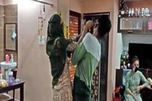 భర్తను కొడుతున్న భార్య