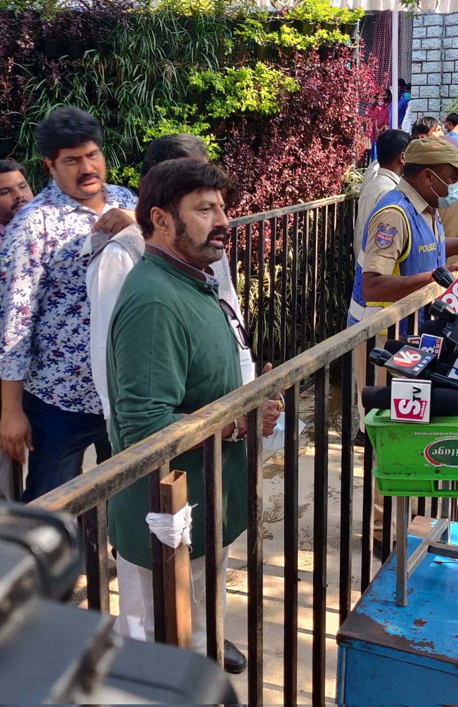  Maa Elections :. మూడు ప్లటూన్ల బలగాలు ఎన్నికల కేంద్రం వద్ద మోహరించారు... జూబ్లీహిల్స్‌ పబ్లిక్‌ స్కూల్‌లో జరగనున్న ఎన్నికల కోసం మూడు గదులను కేటాయించి ఒక్కో గదిలో నాలుగు పోలింగ్‌ స్టేషన్లు ఏర్పాటు చేశారు...