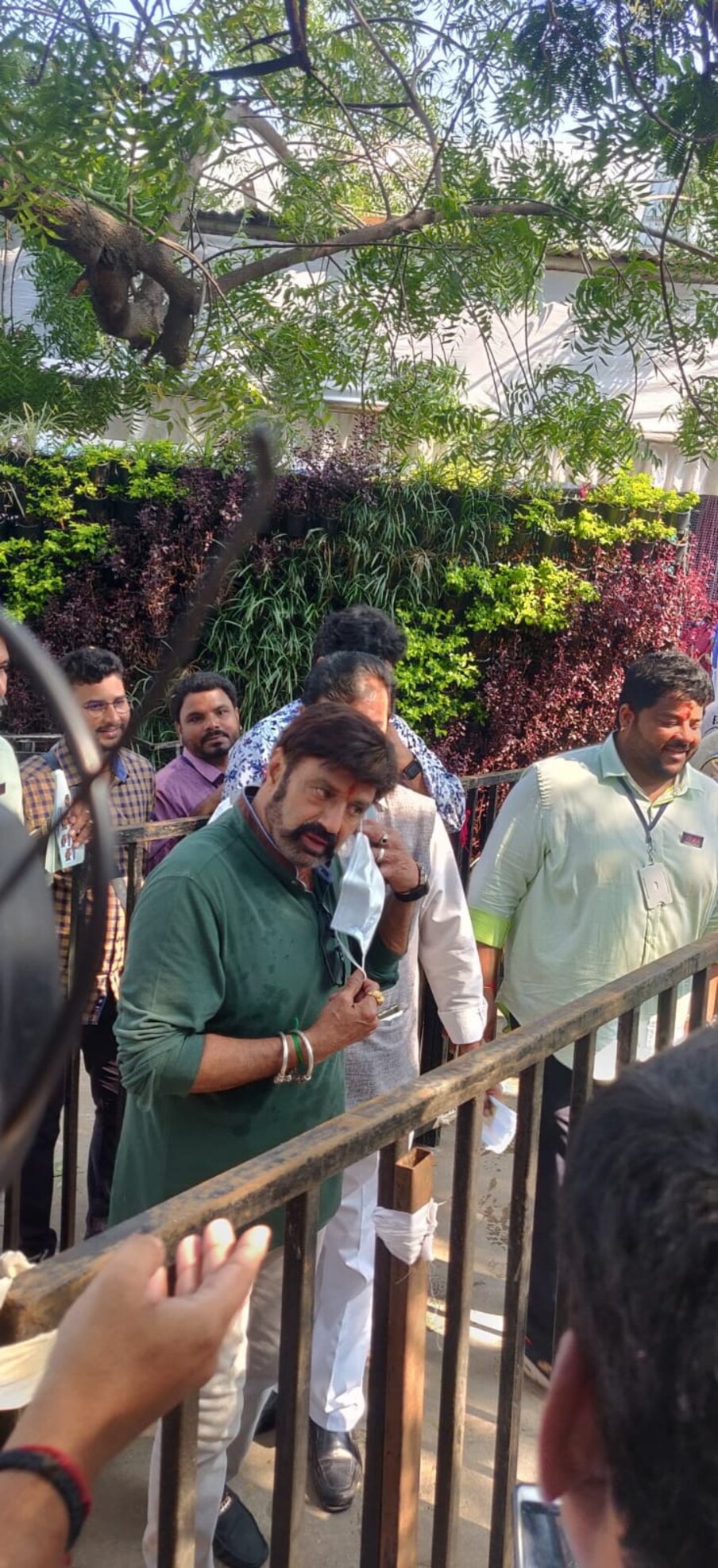  Maa Elections : బ్యాలెట్‌ పద్ధతిలో జరగనున్న ఈ ఎన్నికల్లో 883 మంది ఓటు​ హక్కును వినియోగించుకోనున్నారు... మా ఎన్నికలు జరుగుతోన్న జూబ్లీహిల్స్‌ పబ్లిక్‌ స్కూల్‌కు సినీ తారలు ఒక్కొక్కరిగా చేరుకుంటున్నారు...