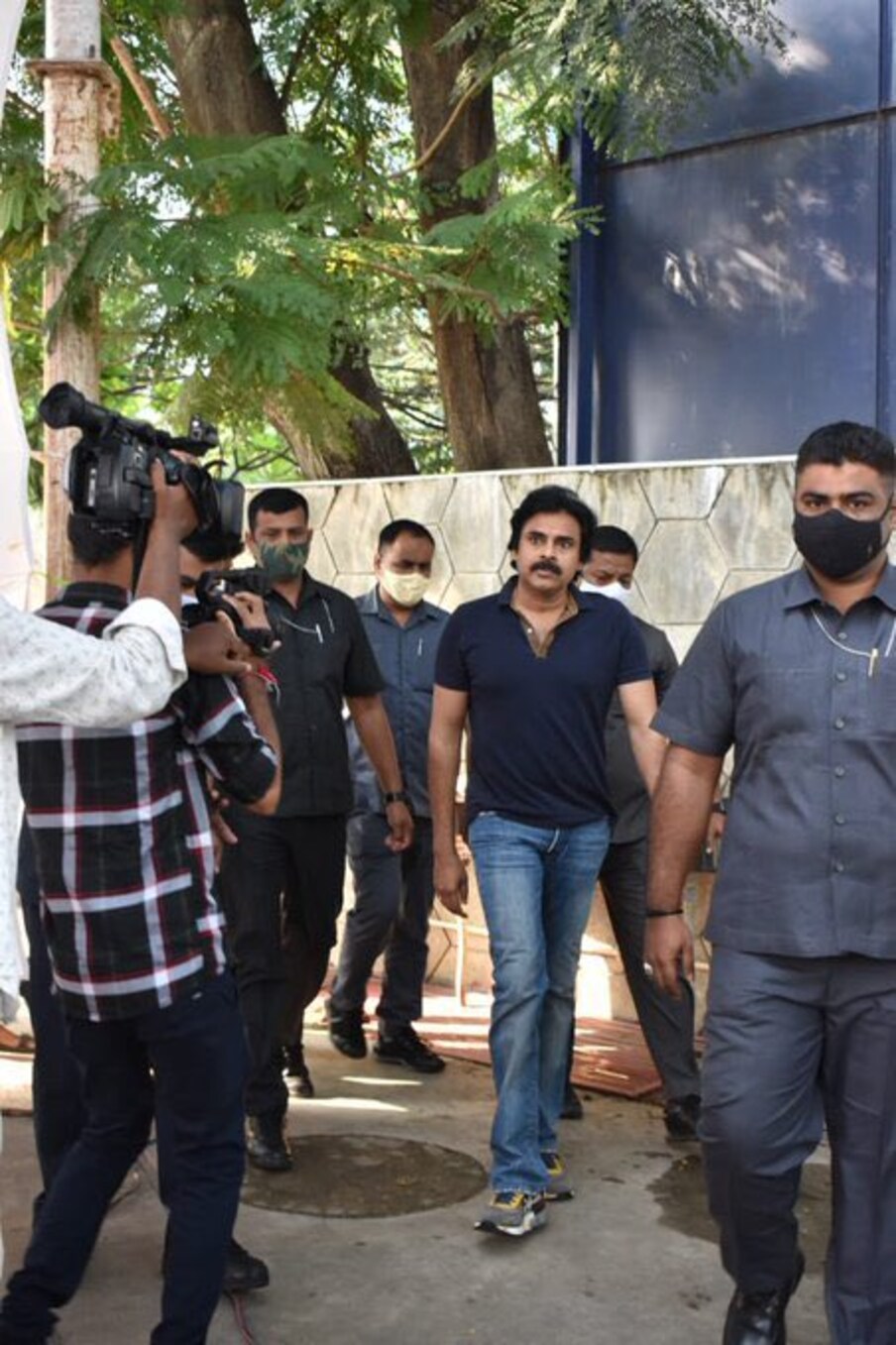  Maa Elections :మూవీ ఆర్టిస్ట్ అసోసియేషన్ ఎన్నికలు సాధారణ ఎన్నికలను తలపిస్తున్నాయి. మంచు విష్ణు, ప్రకాశ్ రాజ్ ప్యానెళ్లు నువ్వా అన్నట్లుగా తలపడుతున్నాయి. రాజకీయ ఎన్నికల సమయంలో గొడవలు జరిగినట్లు గానే.. మా ఎన్నికల పోలింగ్ సమయంలోనూ ఫైట్లు జరుగుతున్నాయి.