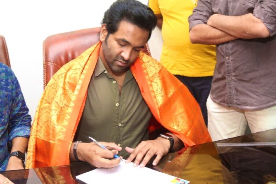  మా అసోసియేషన్‌లో ఇప్పటి వరకు ఏం జరిగింది.. ఎలాంటి నియమాలు ఉన్నాయి అనేది అనవసరం. నేను వచ్చాను కదా.. ఇప్పట్నుంచి అన్నీ మారుస్తాను.. మార్పులు చాలా అవసరం కూడా అంటున్నాడు విష్ణు మంచు. మా అసోసియేషన్ నూతన అధ్యక్షుడిగా ఎన్నికయ్యాక చాలా బిజీగా ఉన్నాడు విష్ణు. పెద్దలను కలవడమే కాకుండా దేవుళ్ళ దర్శనం కూడా చేసుకుంటున్నాడు.,[object Object]