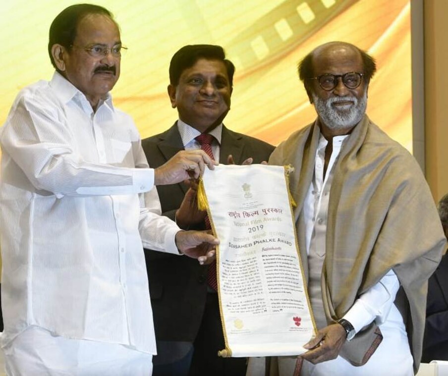  రజినీకాంత్ | 2019 యేడాదిగాను దాదాసాహెబ్ ఫాల్కే అవార్డును తమిళ చిత్ర సీమతో పాటు భారతీయ చిత్ర పరిశ్రమను తన కనుసైగలతో శాసించిన సూపర్ స్టార్ రజినీకాంత్‌ను వరించింది. కేంద్రం తలైవాకు ఈ అవార్డు ప్రధానం చేసింది. ఈ అవార్డు అందుకున్న 51వ భారతీయ సినీ ప్రముఖుడు. హీరోగా దక్షిణాది నుంచి ఈ అవార్డు అందుకుంటున్న 5వ కథానాయకుడు. ఈయన కంటే హీరోల్లో పైడి జైరాజ్, ఏఎన్నార్, రాజ్ కుమార్, శివాజీ గణేషణ్ ఈ అవార్డు అందుకున్నారు.  (File/Photo)