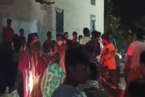 రోడ్డెక్కిన మహిళలు