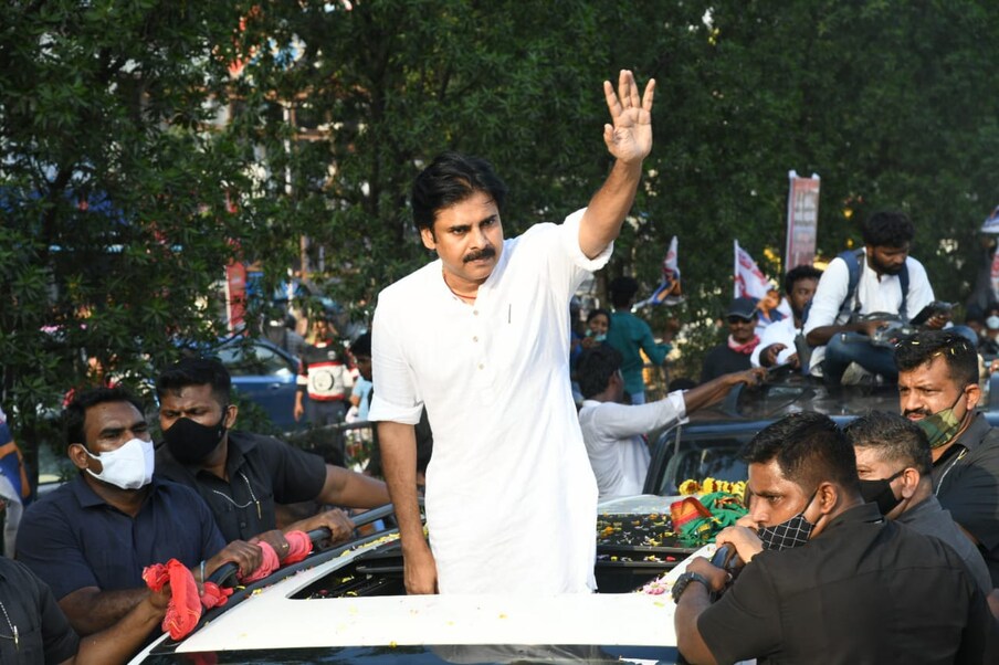  స్టీల్ ప్లాంట్ ప్రైవేటు పరం కాకుండా కాపాడాల్సిన బాధ్యత కులాలు, వర్గాలకు వ్యతిరేకంగా ప్రతి ఒక్కరిపైనా ఉందన్నారు. ముఖ్యంగా అధికార పార్టీదే ప్రధాన బాధ్యత అన్నారు.. అందుకే వైసీపీ వారం రోజుల డైడ్ లైన్ విధించాను అన్నారు.. స్టీల్ ప్లాంట్ ప్రైవేటీకరణను ఎలా అడ్డుకుంటున్నాము అన్నదానిపై వైసీపీ అఖిల పక్షం ఏర్పాటు చేయాలన్నారు.. దానికోసం వారం రోజులు డెడ్ లైన్ పెడుతున్నామన్నారు. అప్పటికే వైసీపీ ఎలాంటి నిర్ణయం తీసుకోపోతే తాను ఏం చేస్తాను అన్నది చెప్పాను అన్నారు.