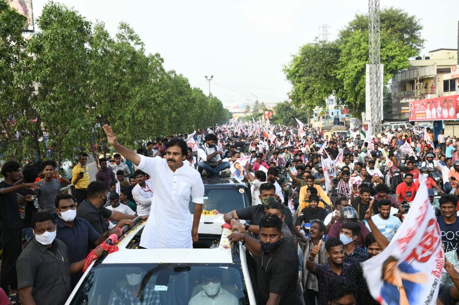  స్టీల్ ప్లాంట్ ప్రైవేటీకరణ విషయంలో కేవలం కేంద్ర ప్రభుత్వాన్ని నిలదీసే ముందు.. రాష్ట్ర ప్రభుత్వాన్ని బాధ్యలుగా చేయాలి అన్నారు. ఎందుకంటే మనం ఎందుకు గొడవ చేస్తున్నామన్నది కేంద్రానికి అర్థం కాదు.. అసలు వారు వినరు కూడా.. అదే రాష్ట్ర ప్రభుత్వం చెబితే కేంద్రానికి అర్థమవుతుందన్నారు పవన్.