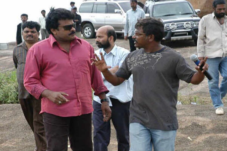  తాజాగా ఒకప్పుడు క్రియేటివ్ డైరెక్టర్‌గా తనకంటూ ప్రత్యేక గుర్తింపు తెచ్చుకున్న కృష్ణవంశీ దర్శకత్వంలో ఓ సినిమా చేయనున్నట్టు సమాచారం. ఇప్పటికే ఈయన దర్శకత్వంలో తెరకెక్కిన ‘రంగ మార్తాండ’ సినిమాకు చిరంజీవి డబ్బింగ్ చెప్పారు. ఈ కోవలో చిరంజీవికి ఓ కథను వినిపించినట్టు సమాచారం. గతంలో కృష్ణవంశీ .. చిరంజీవి రాజకీయాల్లోకి వెళ్లకముందు ‘వందేమాతరం’ అనే స్క్రిప్ట్‌ను రెడీ చేసారు. అప్పట్లో ఈ కథను చిరుకు వినిపిస్తే.. ఆయన చేయడానికి సంసిద్ధత వ్యక్తం చేశారు. కానీ పాలిటిక్స్‌లో బిజీ కావడంతో అప్పట్లో ఈ ప్రాజెక్ట్ పట్టాలెక్కలేదు. (Twitter/Photo)