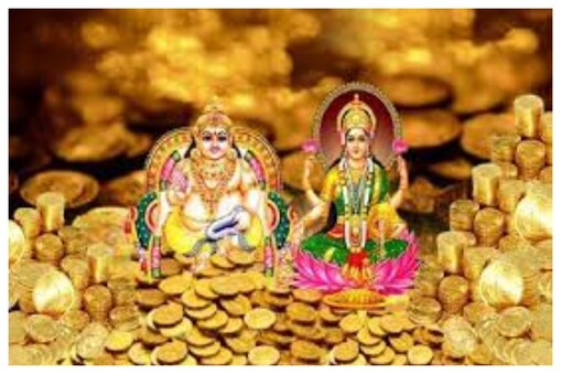 దీపావళి రోజు పటాకులు పేల్చి, స్వీట్లను తినడం ఎంతో ముఖ్యం. ఉదయాన్నే లేచి గంగా స్నానం లేదా నూనె పెట్టుకుని స్నానం చేయాలి. 