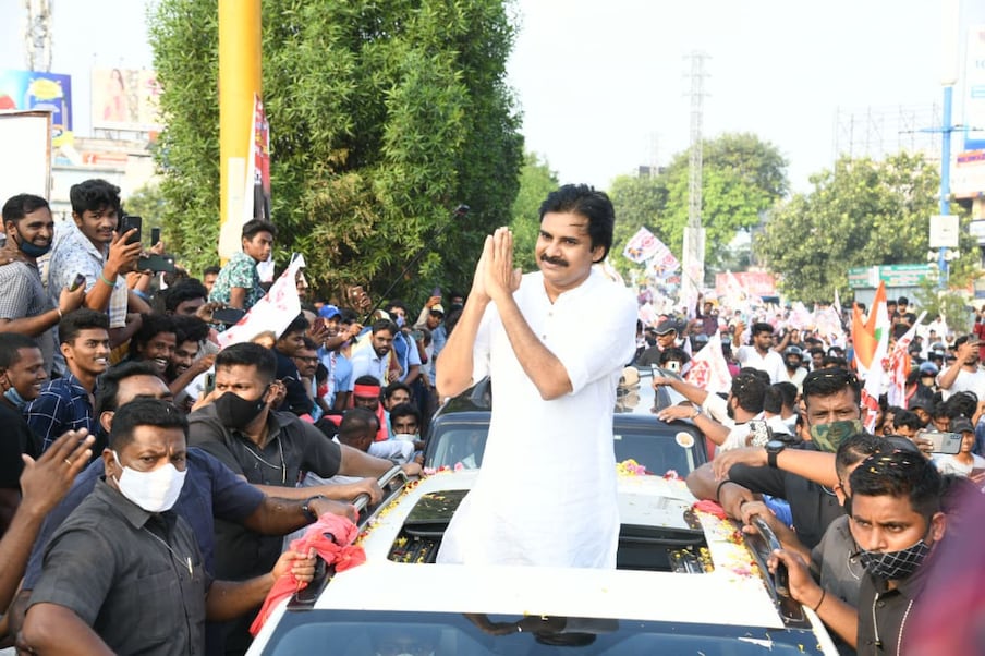  ,[object Object],స్టీల్ ప్లాంట్ ప్రైవేటీకరణను తాను ఎంత వరకు అడ్డుకోగలనే తెలియదన్నారు. తాను ఇక్కడ నిలబడి పోరాడాలి అంటే భయమేస్తోంది అన్నారు. ఎందుకంటే అందరూ నన్ను ఒంటరిని చేసి వెళ్లిపోతారనే భయం ఉందన్నారు.. అందుకే మీరంతా కచ్చితంగా నిలబడతానని హామీ ఇస్తే తాను ముందు ఉండి పోరాడుతానని హామీ ఇచ్చారు.