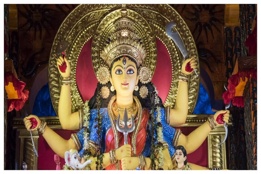 ఆశ్వయుజ శుద్ధ పాడ్యమి నుంచి నవమి వరకూ నవరాత్రులను జరిపి.. ఆ అమ్మలగన్న అమ్మను నిష్టగా పూజిస్తారు. పదో రోజైన దశమి నాడు విజయదశమిని పండుగగా జరుపుకుంటారు. ఆ దుర్గమ్మను నియమనిష్టలతో పూజించి దేవీ కటాక్షం పొందాలనుకునే భక్తులు దసరా రోజున పొరపాటున కూడా కొన్ని పనులు చేయకూడదట. దసరా రోజున పొరపాటున కూడా మాంసం ముట్టకూడదట. అలా పండుగ రోజు మాంసం భుజిస్తే నవరాత్రుల్లో దేవీ కృప కోసం చేసిన పూజా ఫలం దక్కదట.