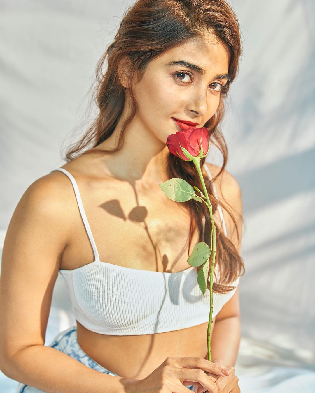 విద్య చదివిన ఈ సుందరి. ఇంటర్ కాలేజ్ ప్రోగ్రామ్స్ లో, డాన్స్ షోస్ లో ఇంకా ఫ్యాషన్ షోలో పాల్గొనేది. (Instagram/Photo)" width="1080" height="1350" /> పూజా హెగ్డే మాతృభాష తులు అయితే ఇంగ్లీష్, హిందీ, మరాఠీ, కొద్దిగా కన్నడ, తమిళ్ కూడా మాట్లాడగలదు. అంతేకాదు పూజా భారతనాట్యంలో కూడా శిక్షణ పొందింది. ముంబై లోని ఎంఎంకే కాలేజ్‌లో కామర్స్ లో ఉన్నత విద్య చదివిన ఈ సుందరి. ఇంటర్ కాలేజ్ ప్రోగ్రామ్స్ లో, డాన్స్ షోస్ లో ఇంకా ఫ్యాషన్ షోలో పాల్గొనేది. (Instagram/Photo)