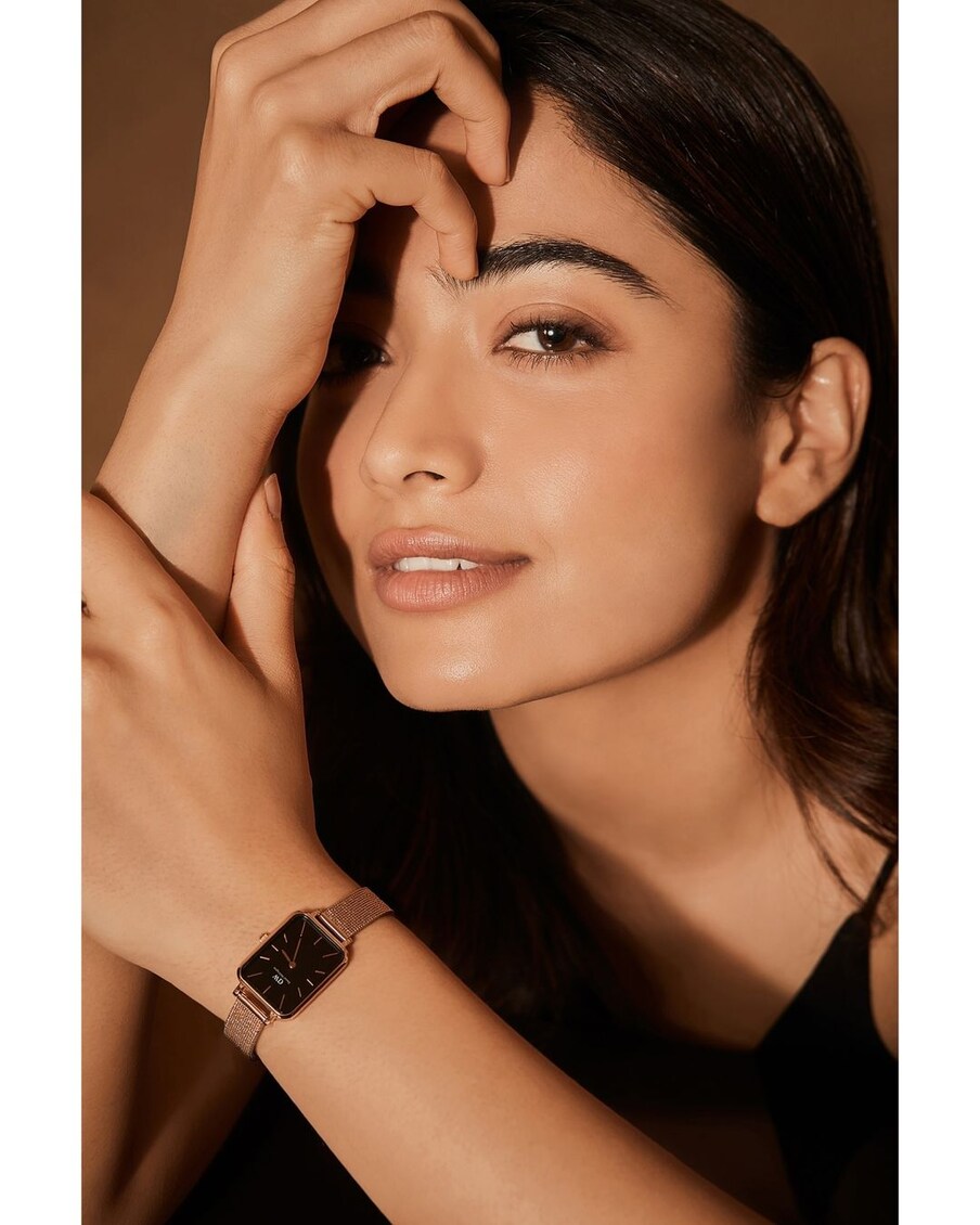  Rashmika Mandanna : రష్మిక మందన..'గీత గోవిందం' సినిమాతో తెలుగువారికి చాలా దగ్గరైంది. ఆ సినిమా సూపర్ హిట్ అవ్వడంతో.. తెలుగులో విజయ్‌తో మరోసారి 'డియర్ కామ్రెడ్' సినిమాలో అదరగొట్టిన సంగతి తెలిసిందే. రష్మిక, మహేష్ బాబు, అనిల్ రావిపూడి కాంబినేషన్‌లో వచ్చిన 'సరిలేరు నీకెవ్వరు' నటించి స్టార్ హీరోయిన్‌గా ఎదిగింది. Photo : Instagram