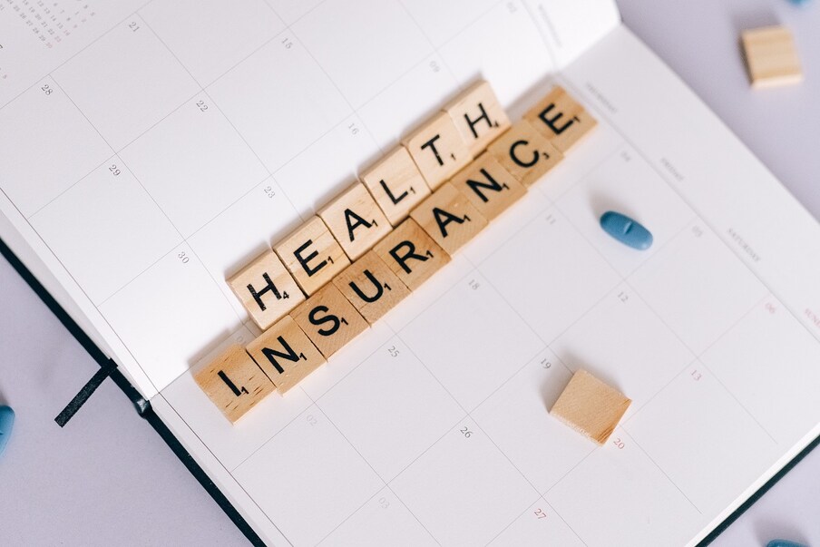  1. ఈ రోజుల్లో ఆరోగ్య బీమా (Health Insurance) ప్రతి ఒక్కరికీ తప్పనిసరి అవసరంగా మారింది. మార్కెట్లో అనేక హెల్త్ పాలసీలు అందుబాటులో ఉన్నాయి. అయితే అవి కొంత మొత్తం వరకే ఆసుపత్రి బిల్లులను చెల్లిస్తాయి. తీవ్ర అనారోగ్య సమస్యలు తలెత్తినప్పుడు సాధారణ ఆరోగ్య బీమా ద్వారా వచ్చే మొత్తం ఆసుపత్రి ఖర్చులకు ఏమాత్రం సరిపోదు. (ప్రతీకాత్మక చిత్రం)