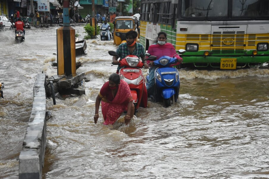  నైరుతి బంగాళాఖాతంలో ఏర్పడ్డ వాయుగుండం ప్రభావంతో చిత్తూరు జిల్లాలో ఈ మధ్య కాలంలో ఎప్పుడూలేని విధంగా కుండపోత వాన కురుస్తూనే ఉంది. ఆకాశానికి ఏమైనా చిల్లు పడిందా అనే అనుమానం కలిగింది. గత రెండు రోజులుగా ఎడతెరిపి లేకుండా కురుస్తున్న వర్షాలతో చిత్తూరు జిల్లాలోని లోతట్టు ప్రాంతాలు పూర్తిగా జలమయమయ్యాయి. శేషాచలం కొండల నుంచి వస్తున్న భారీ వరద నీటితో తిరుపతి నగరం జలదిగ్బంధంలో చిక్కుకుంది. 