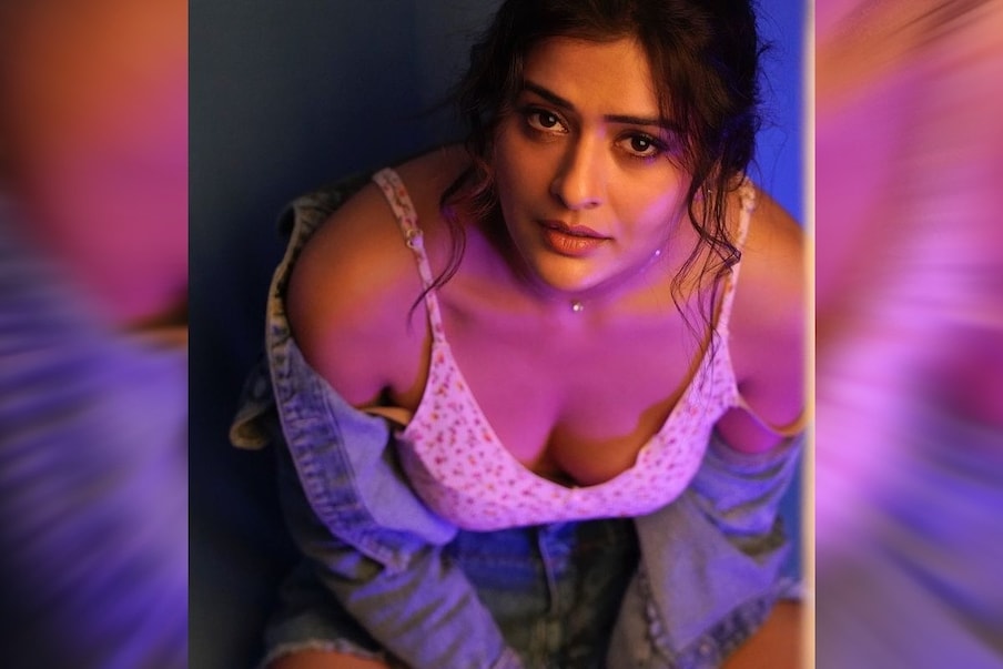  ముఖ్యంగా హాట్‌ హాట్‌ ఫోటోలతో అభిమానులను ఫిదా చేస్తుంటుందీ బ్యూటీ. ఈ క్రమంలోనే పాయల్‌ రాజ్‌పుత్ తాజాగా ఇన్‌స్టాగ్రామ్‌లో పోస్ట్‌ చేసిన కొన్ని ఫోటోలు ఆకట్టుకుంటున్నాయి. ఇందులో తొడ అందాలు చూపిస్తూ మంత్ర‌ముగ్ధుల‌ని చేస్తుంది. పాయ‌ల్ అందాల‌కు అంద‌రు దాసోహం అవుతున్నారు.