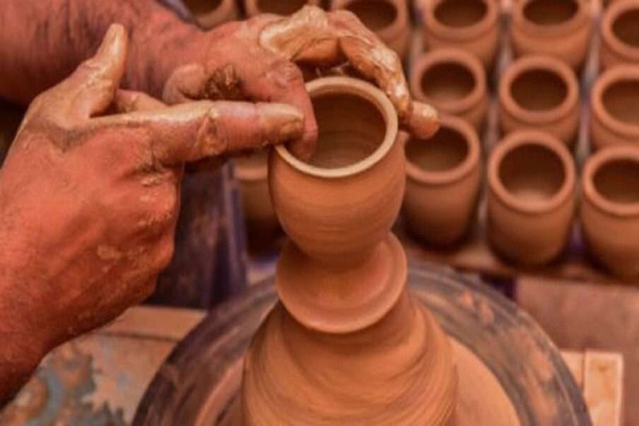 according to vastu shastra pottery brings luck to home/Vastu Tips