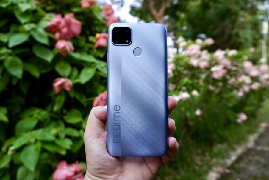  Realme C25: భారతీయ మార్కెట్‌లో Realme C25 ఫోన్ ధర దాదాపు రూ.9,999. ఈ ఫోన్ 16 W ఫాస్ట్ ఛార్జ్‌తో 6000 mAh బ్యాటరీని కలిగి ఉంది. ఇందులో 6.5 అంగుళాల హెచ్‌డీ ప్లస్ డిస్‌ప్లే, మీడియాటెక్ హీలియో జీ70 ప్రాసెసర్, 4 జీబీ ర్యామ్ ఉన్నాయి. ఈ ఫోన్‌లో 13 మెగాపిక్సెల్ ప్రైమరీ కెమెరా కూడా ఉంది. పెద్ద డిస్‌ప్లే ఉన్న ఈ ఫోన్ ధర దాదాపు రూ.10,000.