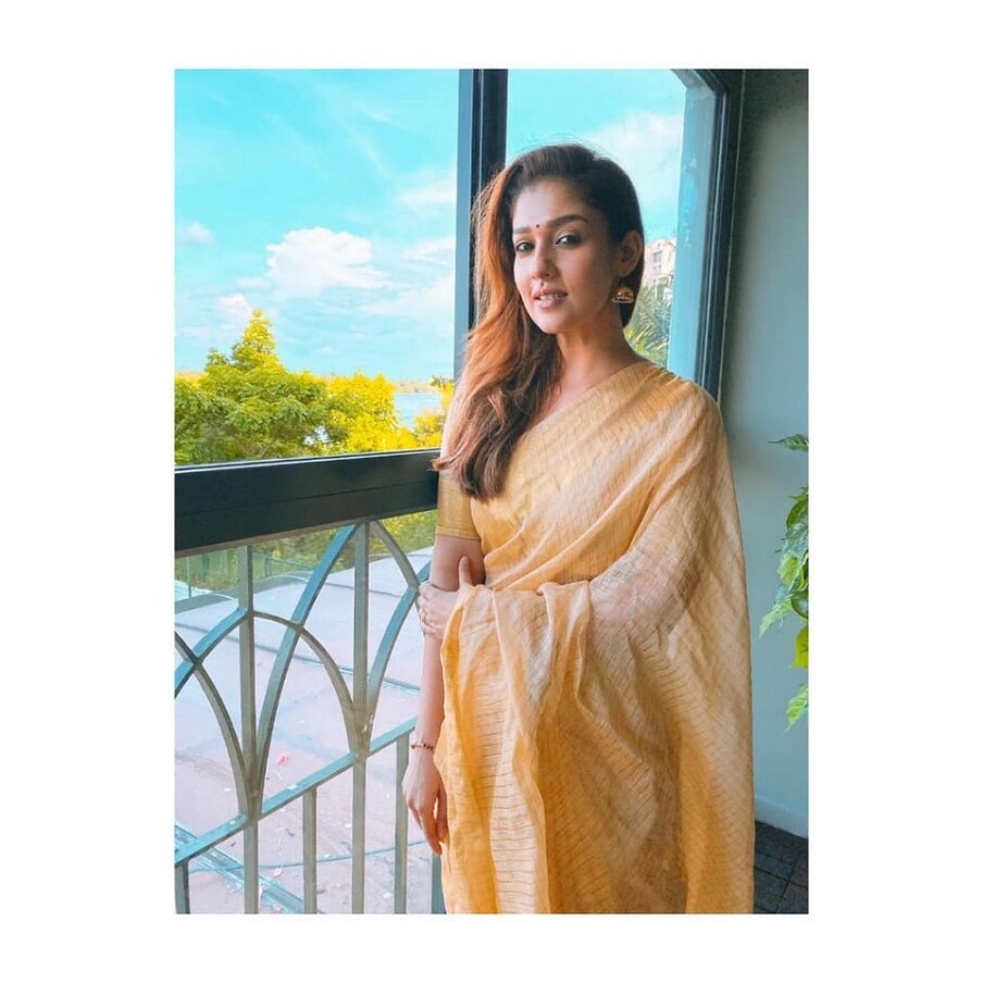  వారు స్క్రీన్‌పై కనిపించే తీరు, డ్రెస్సింగ్ సెన్స్, ఫిట్‌నెస్‌ని చూసి అభిమానులు చాలా ఇష్టపడతారు. నయనతార తమిళం-తెలుగు సహా ఐదు భాషల్లో నటించి భారీగా అభిమానులకు సంపాధించుకుంది.