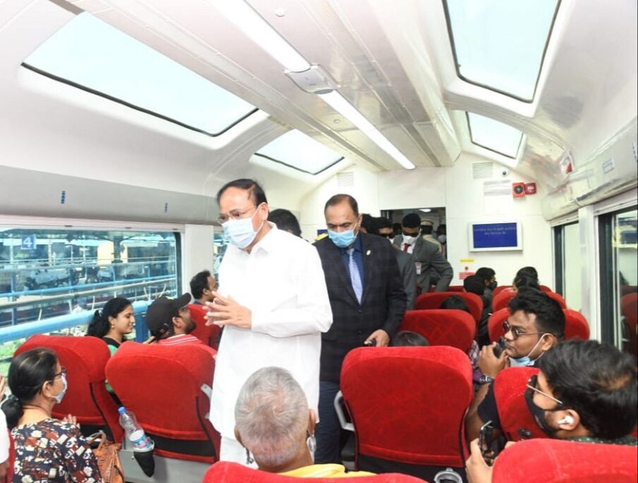  2. ప్రస్తుతం సంప్రదాయంగా ఉన్న రైలు బోగీల స్థానంలో LHB కోచ్‌లను ఏర్పాటు చేస్తోంది భారతీయ రైల్వే. ఈ కోచ్‌లు జర్మన్ టెక్నాలజీతో తయారయ్యాయి. పాత బోగీల కన్నా ఎల్‌హెచ్‌బీ కోచ్‌ల బరువు తక్కువగా ఉంటుంది. ఈ కోచ్‌లో ప్రయాణికులకు జర్నీ సాఫీగా సాగుతుంది. ఇటీవల చాలా రైళ్లకు దశలవారీగా ఎల్‌హెచ్‌బీ కోచ్‌లను ఏర్పాటు చేస్తోంది రైల్వే. (image: Indian Railways)