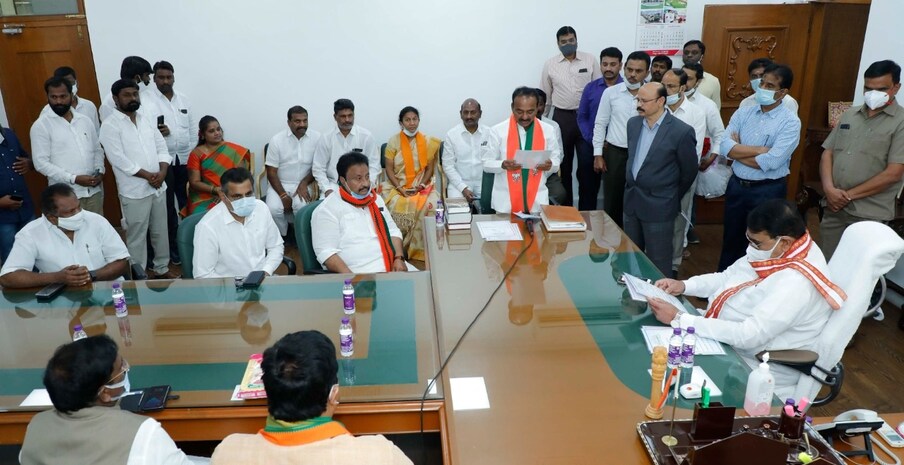  కేసీఆర్ ముఖ్యమంత్రి అయిన తర్వాత సకల ప్రోటోకాల్స్ ను కాలరాశారని, సమైక్య రాష్ట్రంలో ఉన్న స్వేచ్చ కూడా ఇప్పుడు లేకుండా పోయిందని హుజూరాబాద్ బీజేపీ ఎమ్మెల్యే ఈటల రాజేందర్ అన్నారు. హుజురాబాద్ ప్రజల తీర్పుతో సీఎం కేసీఆర్ కు దిమ్మతిరిగిందన్న ఈటల.. సీఎం మాటలోగానీ, పాలనలోగానీ ఏమాత్రం నిజాయితీ లేదని మండిపడ్డారు.