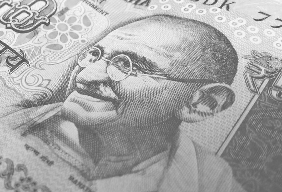  2. ఆన్​లైన్​ ద్వారానే లైఫ్​ సర్టిఫికెట్​ సమర్పించే అవకాశం కల్పించింది. రిటైనర్​ అయిన ఉద్యోగులు అంతరాయం లేకుండా పెన్షన్​ పొందాలంటే ఏటా నవంబర్​ 1 నుంచి నవంబర్​ 30 మధ్య బ్యాంకులకు లైఫ్​ సర్టిఫికెట్​ సబ్​మిట్ చేసుకోవచ్చు. పెన్షనర్ ఇంకా బతికే ఉన్నాడని సర్టిఫికేట్ రుజువుగా పనిచేస్తుంది. (ప్రతీకాత్మక చిత్రం)