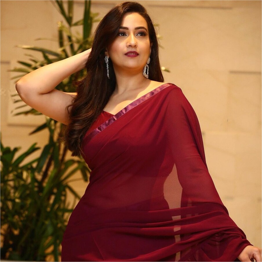  Anchor Manjusha : ఇక అది అలా ఉంటే సినిమాల్లో నటించడం మానేసిన మంజూష ప్రస్తుతం యాంకరింగ్’లో రాణీస్తున్నారు.  తాజాగా యాంకర్ మంజూష మెరూన్ కలర్ శారీలో మరోసారి అదరగొట్టారు. మెరూన్ కలర్ సారీలో మంజూష మరింత అందంగా, ఆకర్షవంతంగా మారి ఫోటోలకు పోజులిచ్చారు. Photo : Instagram