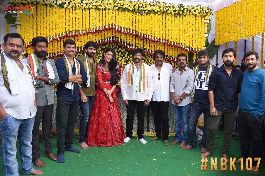  NBK 107 - Balakrishna Nandamuri : బాలకృష్ణ, గోపీచంద్ మలినేని సినిమా కాసేపటి క్రితమే పూజా కార్యక్రమాలతో లాంఛనంగా ప్రారంభమైంది. మైత్రీ మూవీ మేకర్స్ నిర్మస్తోన్న ఈ చిత్రంలో బాలయ్య సరసన మొదటిసారి శృతి హాసన్ నటిస్తోంది. (Twitter/Photo)